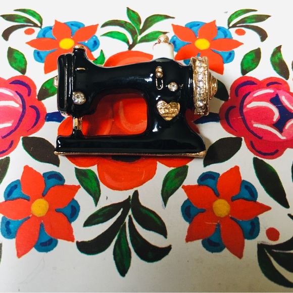 Sewing Machine Brooch - Picture 2 of 8